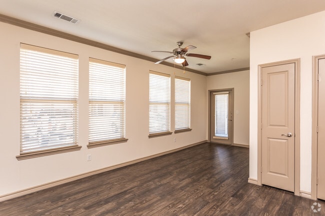 1BR, 1BA - 687SF "THE HORSESHOE" Living Room