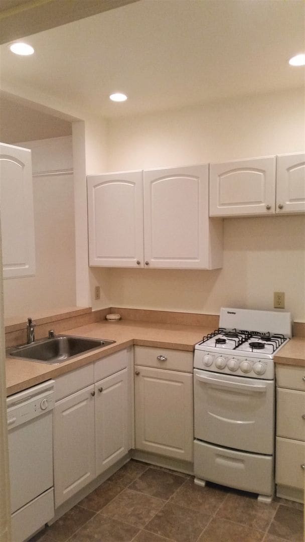 Photo - Roxbury Apartments