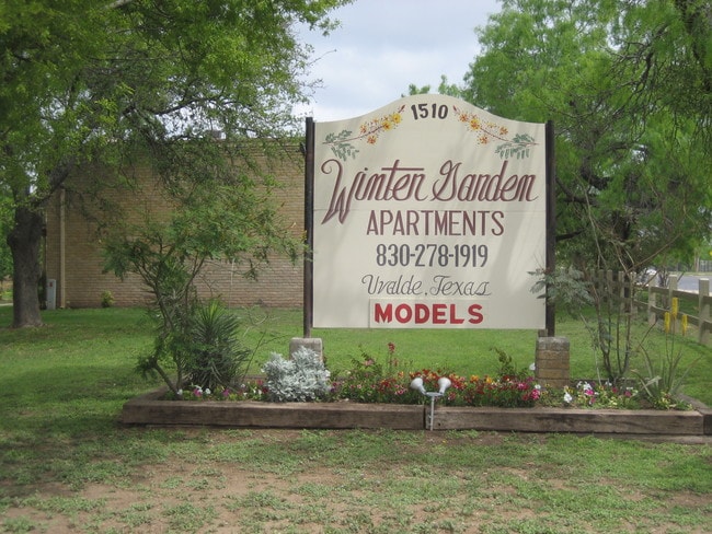 Uvalde Flats - Uvalde Flats Apartments