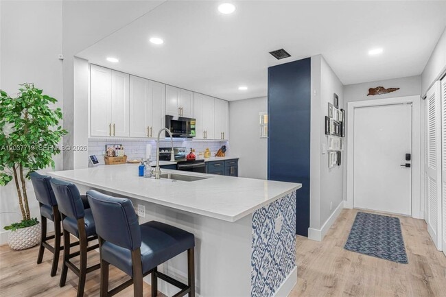 Building Photo - 8770 Azalea Ct Unit 203