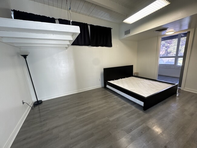 Building Photo - 547 Gayley Ave