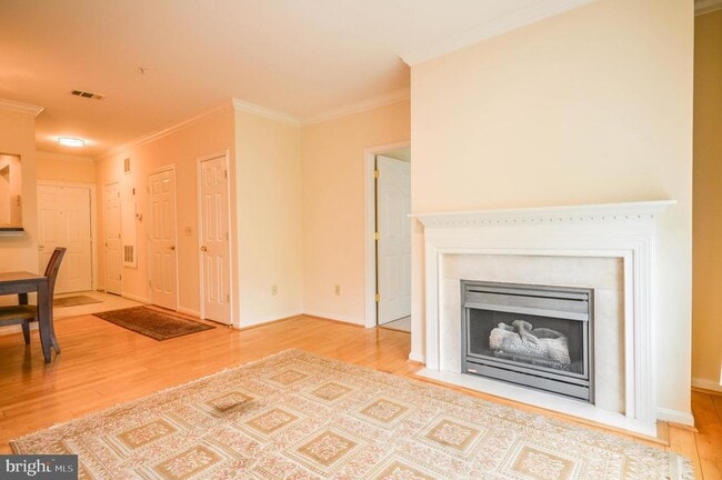 Building Photo - 4950 Brenman Park Dr Unit 303