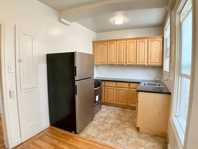 Photo - 1BR/1BA. Bay Windows, Laundry On-Site. GAR... Unit #205