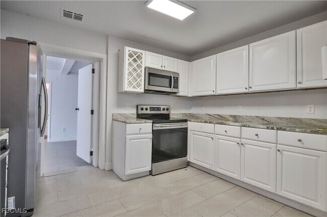 Photo - 305 Bougainvillea Rd W