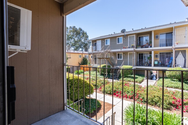 1BR, 1BA - 649SF with White Cabinets - Balcony