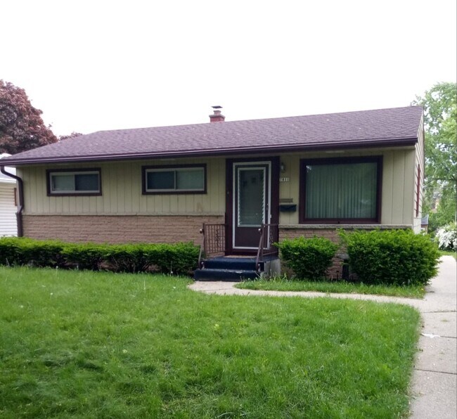 Single Family Houses For Rent Under $700 In Milwaukee Wisconsin 3 Bedroom Single Family with Garage Rental - House Rental in Milwaukee