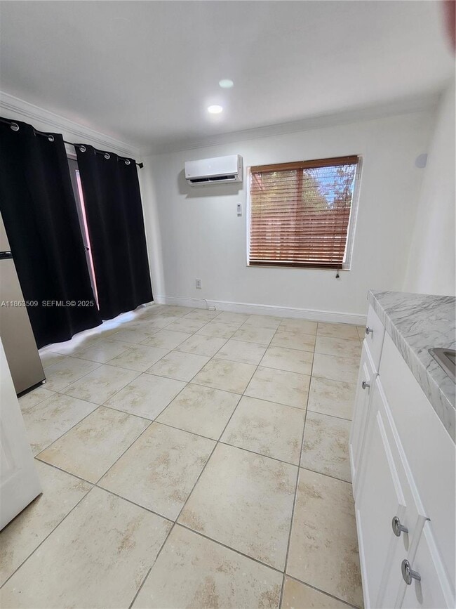 Building Photo - 645 NW 7th Ave Unit Studio -2