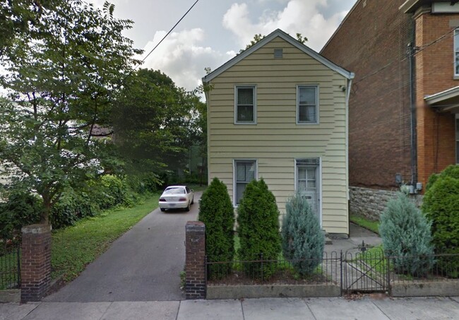 Front Exterior - 318 Emming St House