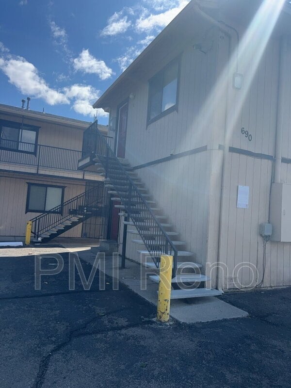 Building Photo - 690 Field St Unit Apt 1