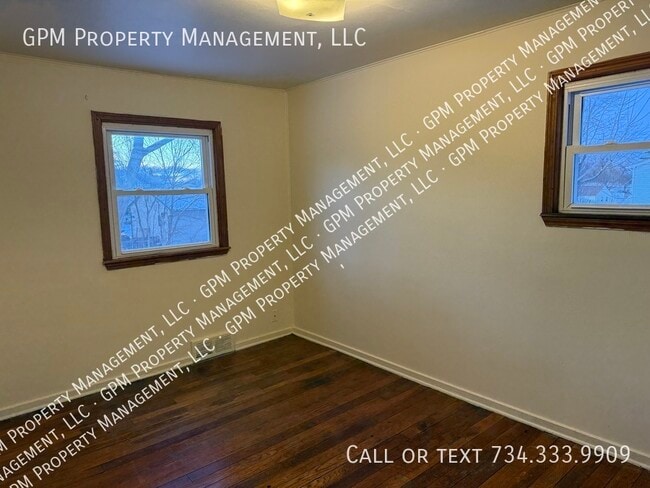 Photo - 32155 Genessee St