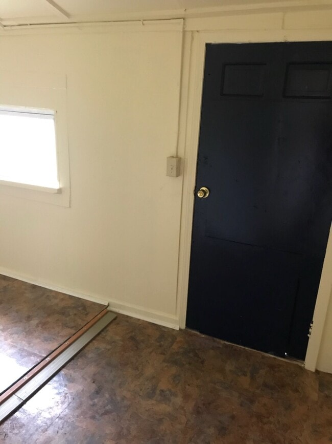 Building Photo - 3 bedrooms