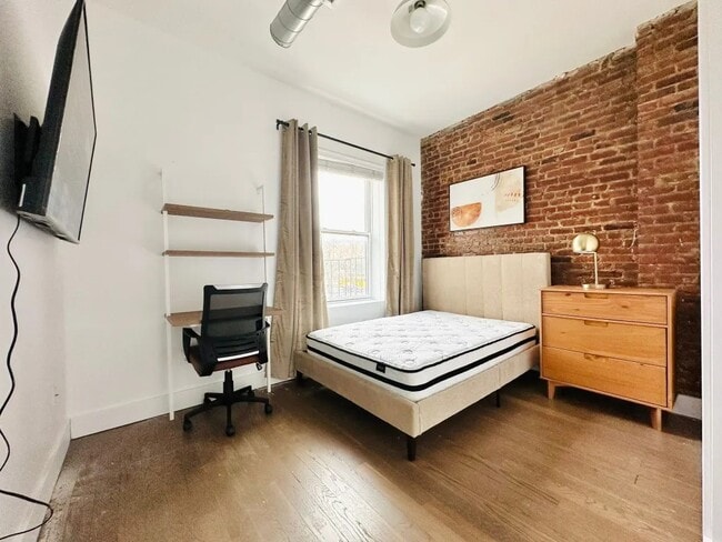 Building Photo - Furnished room/NOT APARTMENT