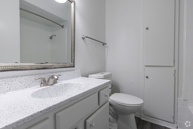 2BR, 1BA - 756SF - Bathroom