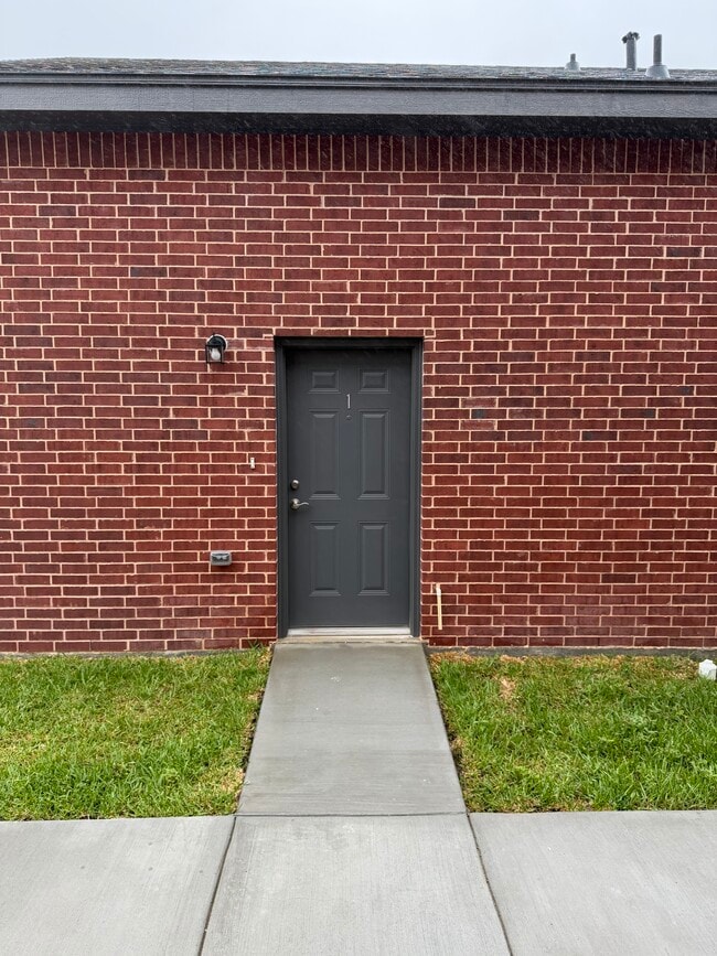 Building Photo - 1004 W 8th St Unit 1