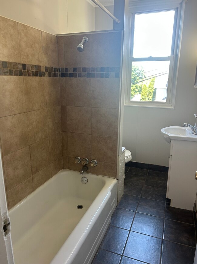 Photo - 4243 Gladstone St