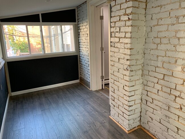 Bonus: Sun room/patio room - 4409 Main St Unidad Second floor