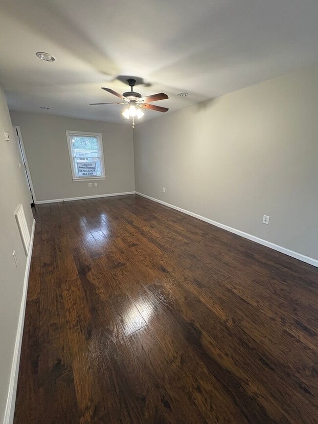 Lovely 3 bedroom Town Home with Fresh Paint and New Flooring Upstairs!! East North Street Area
