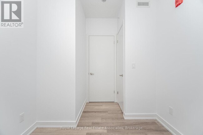 Photo - 5240 Dundas St Unité B401