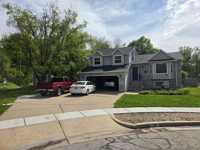 2 car garage w/3 car wide driveway - 315 W 750 N