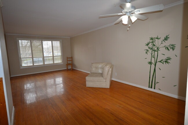 WOOD FLOORS BIG WINDOWS - 876 Reytan Blvd Unit MAIN FLOOR