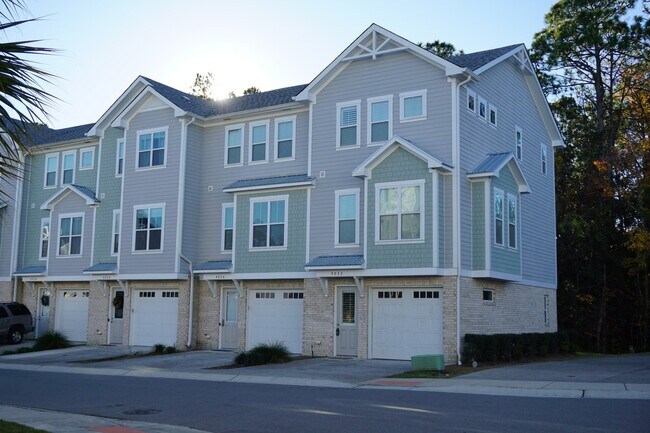 3BR/3.5BA End Unit Townhome in Summerwalk!... - 3BR/3.5BA End Unit Townhome in Summerwalk!...