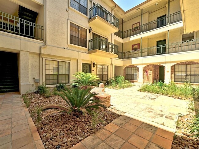 Building Photo - 1908 San Antonio St Unit 210 Rental