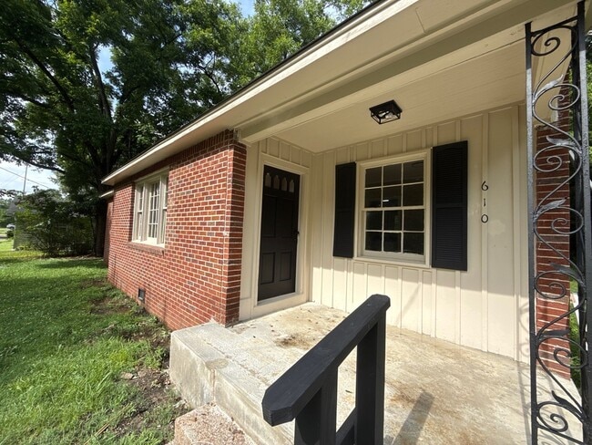 Building Photo - 610 N McLemore Ave
