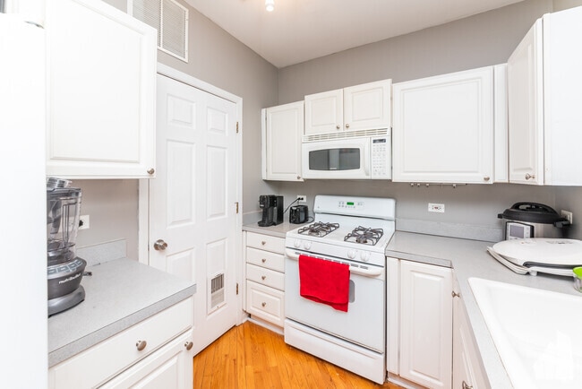 Building Photo - 2849 N Southport Ave Unit B Rental