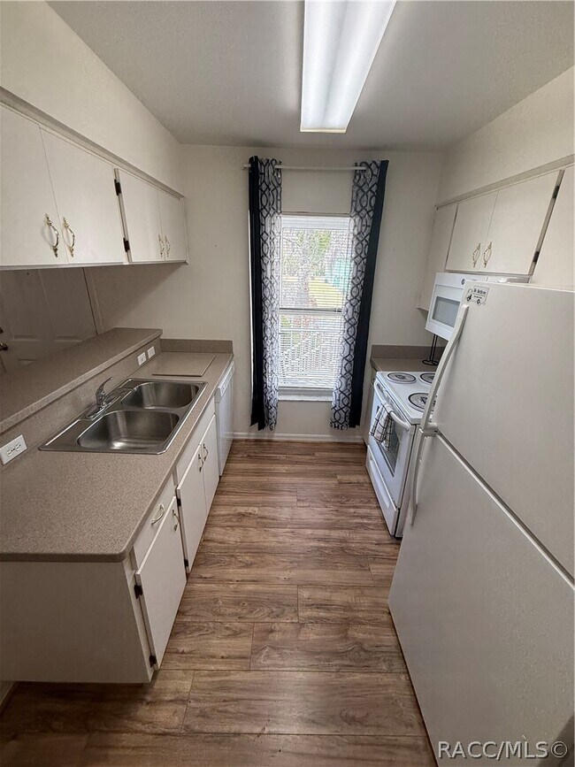 Photo - 955 SE Mayo Dr