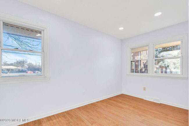 Photo - 105 Clark St