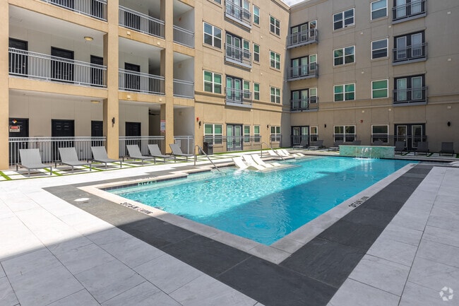 Piscina estilo resort - Lennox at West Village