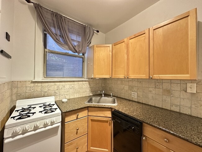 Building Photo - 526A W Surf St Unit A06W