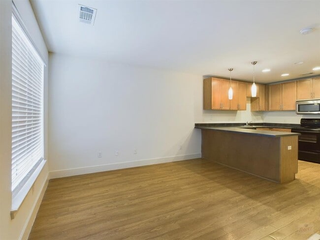 Photo - 711 W 32nd St Unit 107