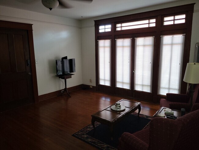 Living Room - 2231 Marengo St Apartamentos Unidad C