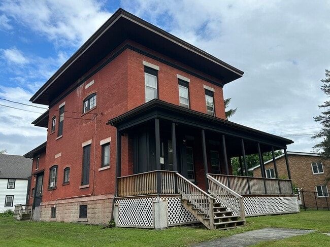 Building Photo - 14 S Lewis St Rental