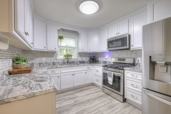 Photo - 204 Hogan Ln