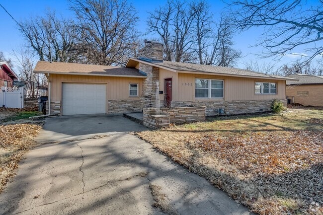 Building Photo - Very cool home with Retro feel - Check it ...