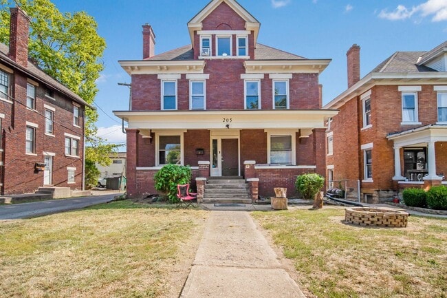 Building Photo - Massive Newly Renovated 11-Bedroom House o...