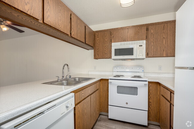 2BR, 1BA - 872SF - Kitchen - Lakeside Village