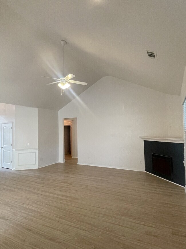 Photo - 203 Gemstone Ct