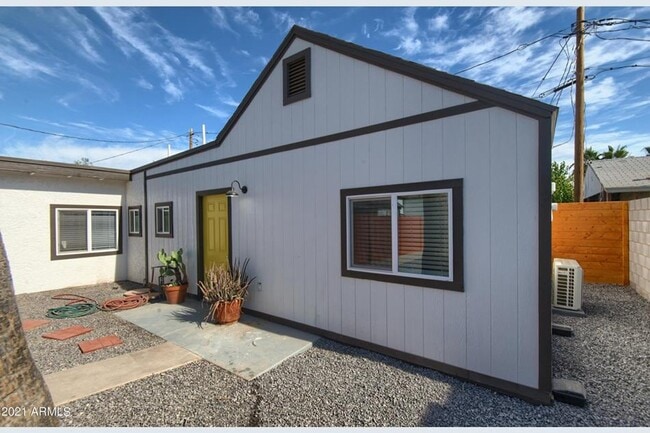 Building Photo - 908 E Pasadena Ave Unit #1