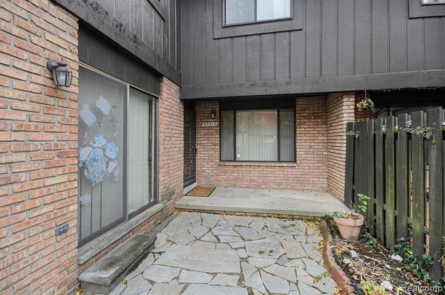 Building Photo - 37313 Clubhouse Dr