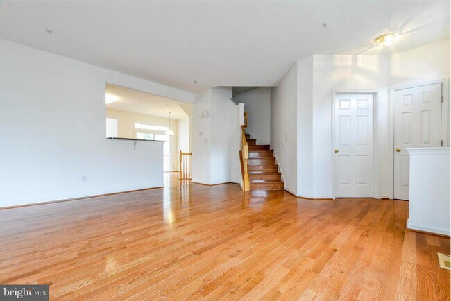 Photo - 1447 Pangbourne Way