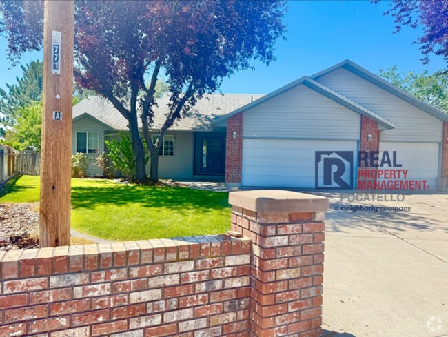Building Photo - Beautiful 4 bed 2 1/2 bath - 3 car garage Rental