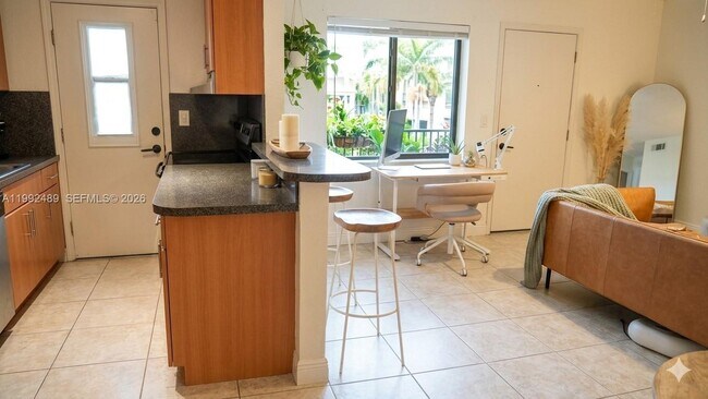 Photo - 3240 Mary St Unidad S206