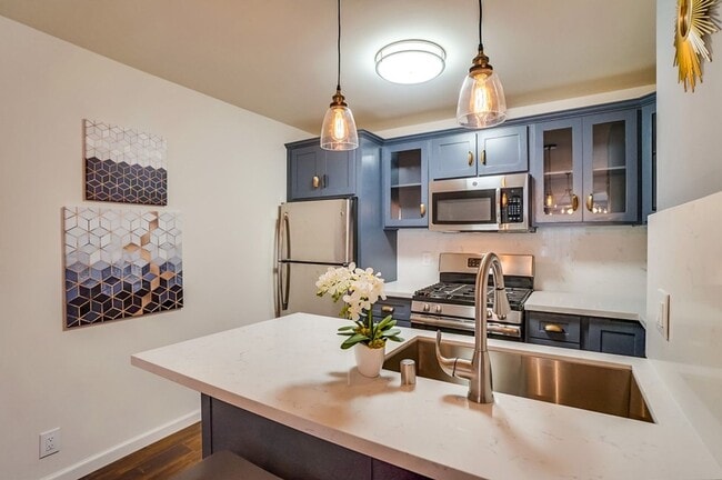 Building Photo - 4060 S Hoover St Unit 4060-302