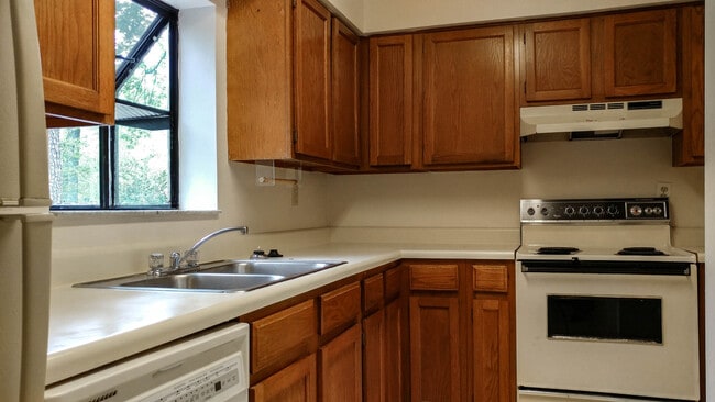 Photo - Spacious 2BR / 2.5BA End-Unit Townhouse in Greenleaf