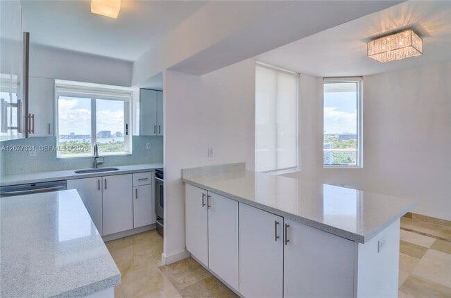 Building Photo - 5900 Collins Ave Unit 1508