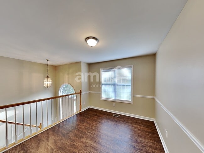Photo - 2058 Queensbury Dr