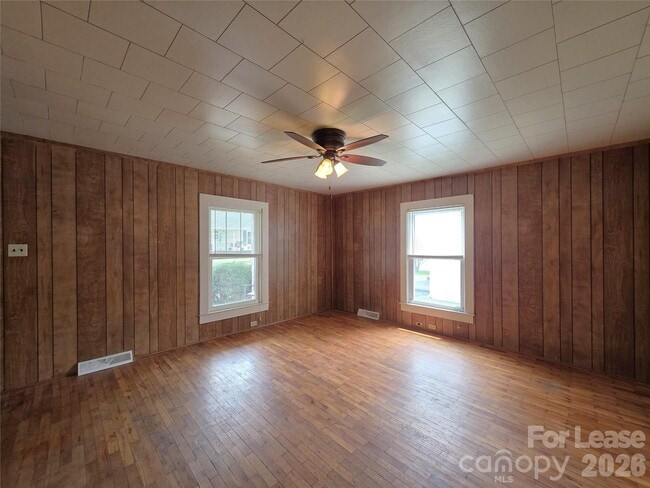 Photo - 215 College St